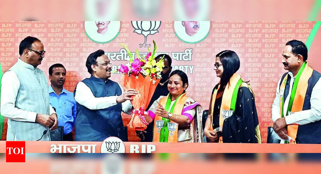 Sangeeta Azad: BSP MP Sangeeta Azad defects to BJP: Mayawati faces ...