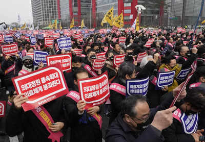 South Korea to suspend licenses of 2 senior doctors in first punishment for doctors' walkouts