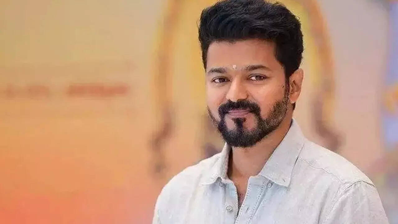 Thalapathy Vijay to greet fans at Thiruvananthapuram this evening | Tamil Movie News - Times of India