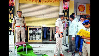 Jewellery shop heist: Robber catches bullet from pal, dies