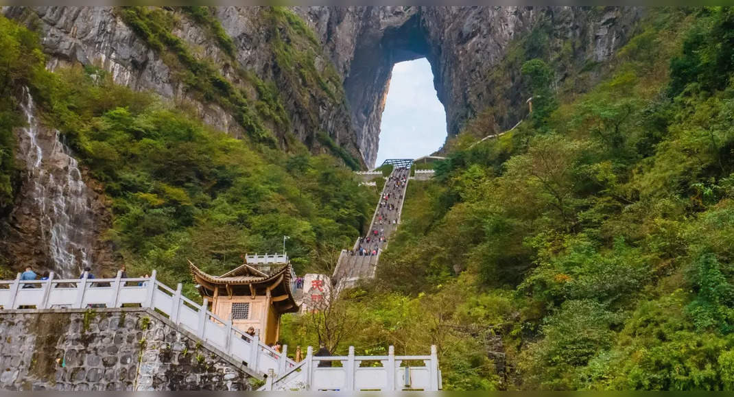 China: Discovering the beauty of Heaven's Gate in Tianmen Mountain ...