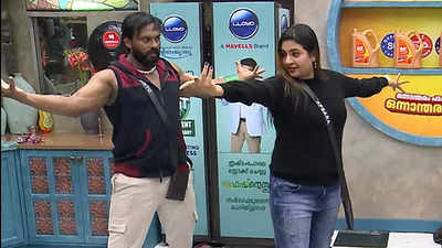 Bigg Boss Malayalam 6: Apsara teaches classical dance moves to Jinto, BB says "Excellent"
