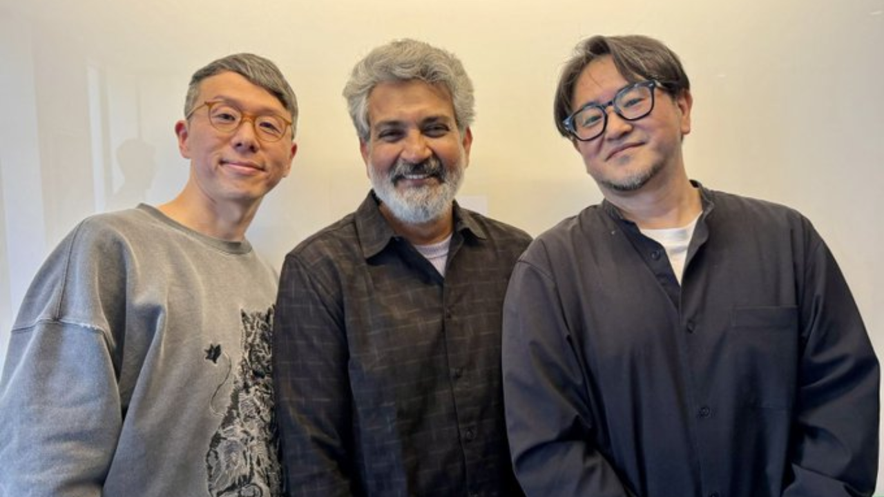 SSラージャマウリが日本で日本のアニメ専門家の黒木ルイさん、中澤一登さんと面会