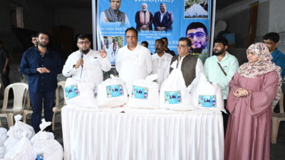 BJP leader Ashish Shelar attends Samaritan Haji Mudassar Patel's Ramazan ration distribution