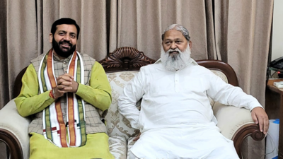 Haryana CM Saini meets Anil Vij, says, 'worked under his guidance, his blessings along'