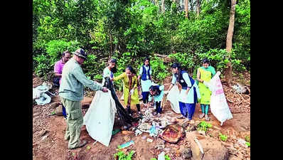 Volunteers clean Malaprabha as a World Water Day initiative