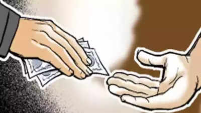 Police sub-inspector caught taking bribe in UP's Shahjahanpur