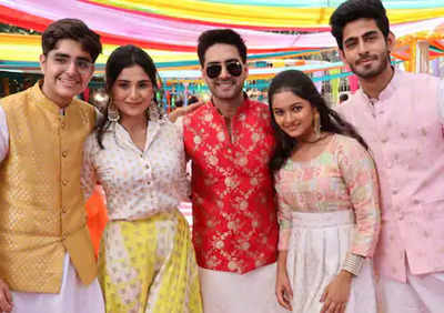 Yeh Rishta Kya Kehlata Hai’s Rohit Purohit, Samridhii Shukla enjoy with the cast in the Holi celebrations