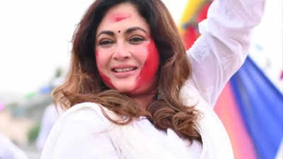 Sreelekha Mitra ushers Holi a little early; shares snippets from her musical celebration