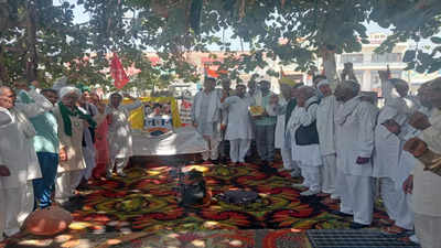 Farmers in Uchana Kalan town observe Shaheedi diwas in protest as 'loktantra bachao BJP bhagao' day