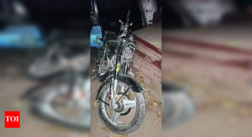 Truck Crashes: Truck Crashes Into Bike, Student Dies | Noida News - Vimarsana News