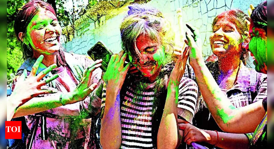 Holi Festival: Holi On Two Days As Tradition, Lunar Calendar Divide  Faithful | Ranchi News - Times of India