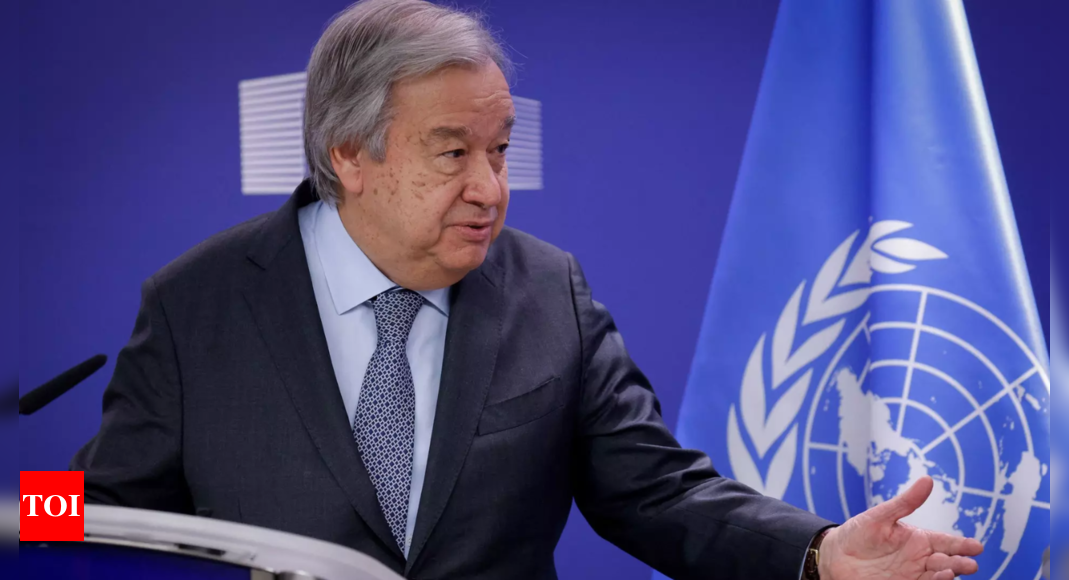 Israël qualifie l'ONU d' »organisme anti-israélien » alors que le chef de l'ONU, Guterres, visite la frontière avec Gaza