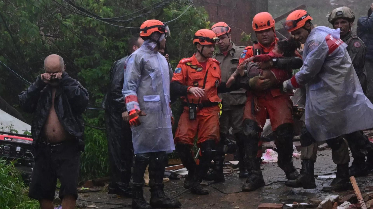 Menina resgatada dos escombros 16 horas após tempestade matar pelo menos 12 no Brasil
