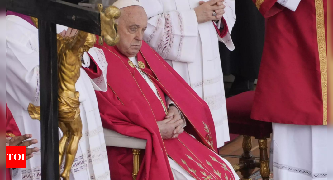 Le pape saute l'homélie du dimanche des Rameaux mais continue le service