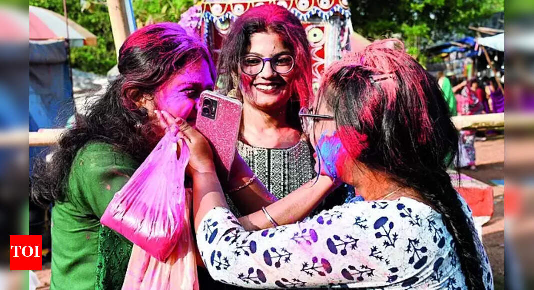 Herbal Colours: Demand For Herbal Colours Rises In City | Bhubaneswar News - Vimarsana News