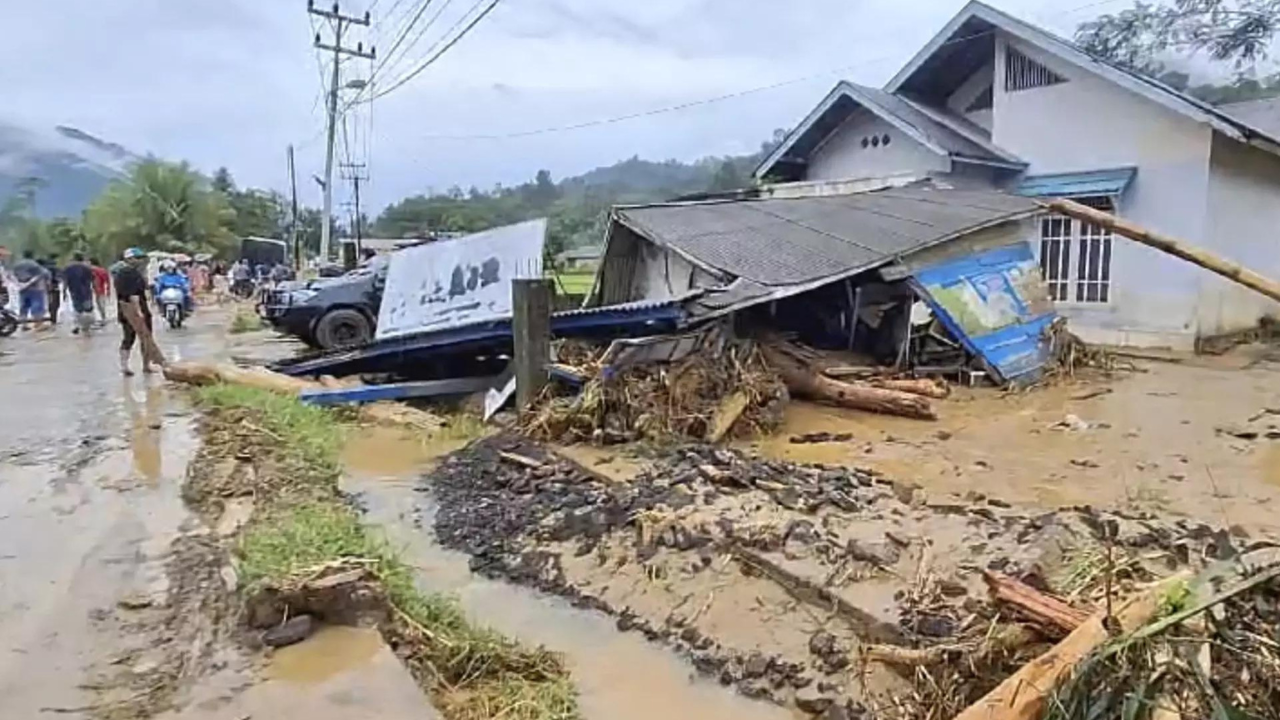 Tanah longsor dan banjir di Indonesia menyebabkan sembilan orang hilang