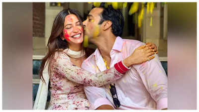 Pulkit Samrat gives wife Kriti Kharbanda a cute peck as they celebrate their first Holi post wedding