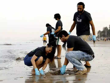 Rochelle Rao and hubby join EcoRevive for a beach cleaning drive