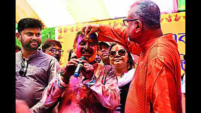 No Holi-day: Barriers break as netas go for festive connect