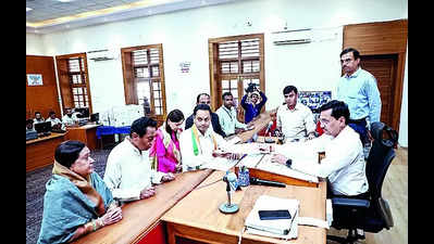 Nakul files nomination, father Kamal Nath by his side