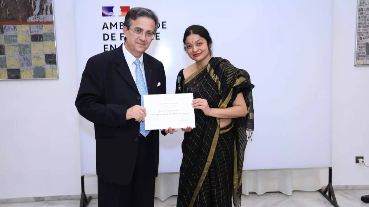 La célèbre danseuse Rukmini Chatterjee honorée par l’ambassadeur de France pour ses contributions culturelles