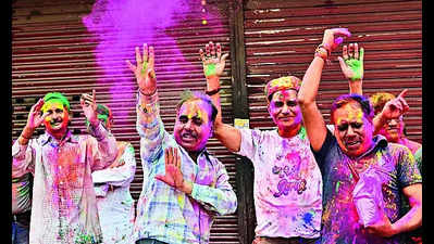Holi fun not over till it is played in Thatheri Bazar and Naini areas