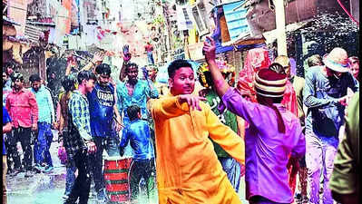 Holi fun not over till it is played in Thatheri Bazar and Naini areas