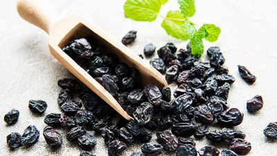 Benefits of eating soaked Black Raisins