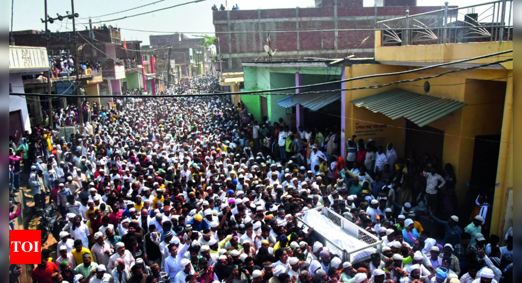 Migliaia di persone si riuniscono al funerale di Ansari a Ghazipur, Uttar Pradesh, moglie e figlio maggiore assenti agli ultimi riti |  Notizie dall'India