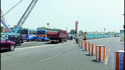 Trial for Metro construction: VIP Road flank shut, vehicles for Ultadanga take new 3-lane stretch