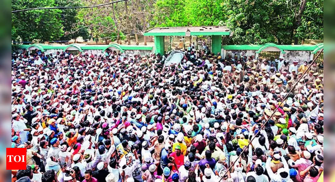 Gangster-politician laid to rest, thousands attend funeral amid tight ...