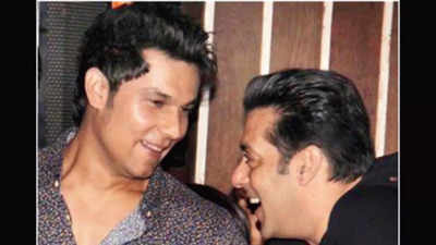 Randeep Hooda opens up about his bond with Salman Khan: He keeps telling me to make more money and take on more projects