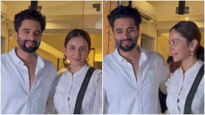 Rakul Preet Singh's adorable reaction as Paparazzi teases Jackky Bhagnani to sit beside her in the car