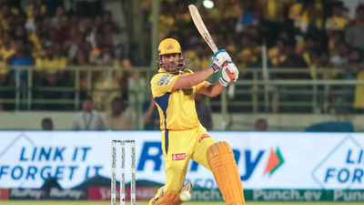Concerns mount as MS Dhoni spotted limping; is the former CSK skipper battling an injury? Watch