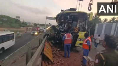 2 killed, 10 injured in bus-lorry collision on Trichy-Chennai highway