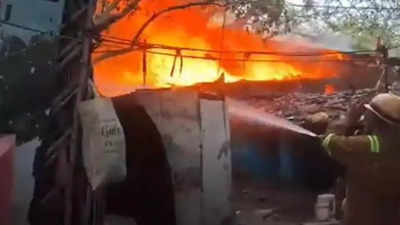 Fire breaks out at human settlement in Kanpur's Rakhi Mandi Afeem Kothi