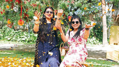 Lucknowites enjoyed phoolon waali Holi