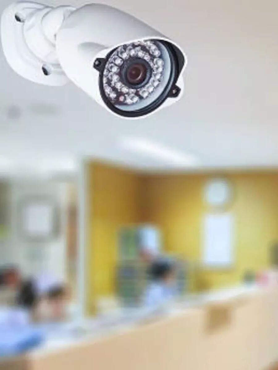 How To Check Hidden Cameras in Hotel room बहुत काम की हैं ये Tricks रखेंगी Safe ET NOW SWADESH