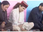 Kangana sits on floor; has meals with party workers