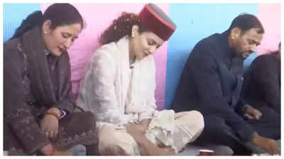 Video of Kangana Ranaut sitting on the floor and having meals with party workers in Mandi goes viral - WATCH