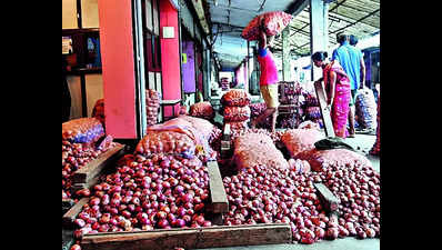 Onion traders waive produce weighing & labour charges