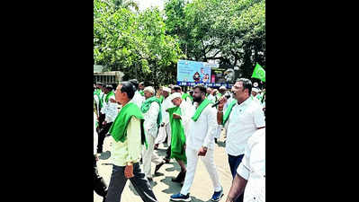 Farmers stage protest, block road, demanding complete loan waiver