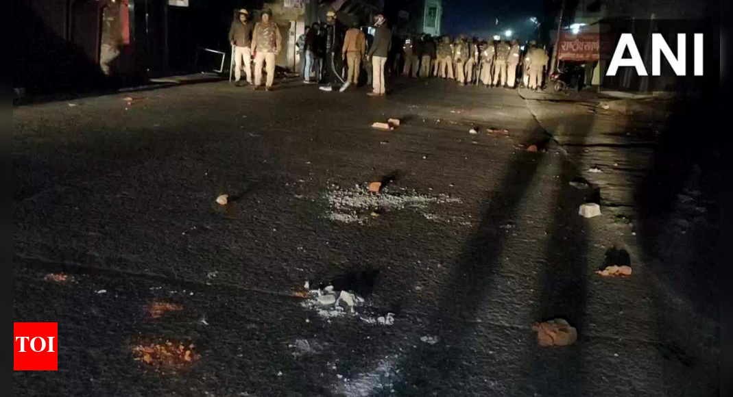 3 cops injured, vehicles damaged in stone pelting in UP's Shahjahanpur | Lucknow News - Vimarsana News