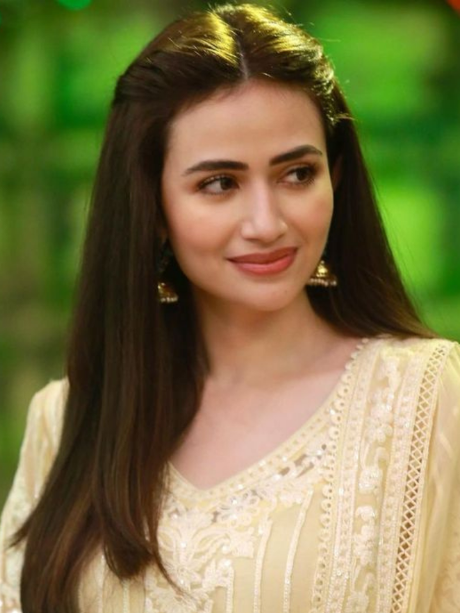 Beauty lessons to take from Shoaib Malik’s third wife Sana Javed ...