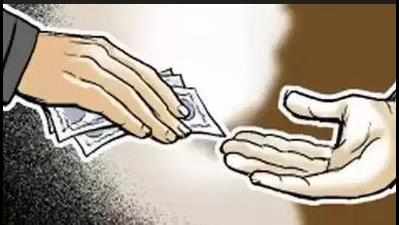 Forest officials caught red-handed accepting bribe by Lokayukta in Itarsi