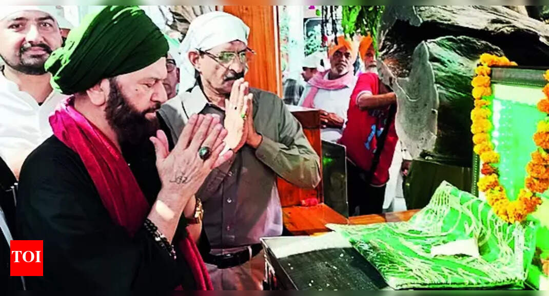 Farid Verses: Farid Verses, Barefoot Vow & Black Flags: Hans Hits Poll ...