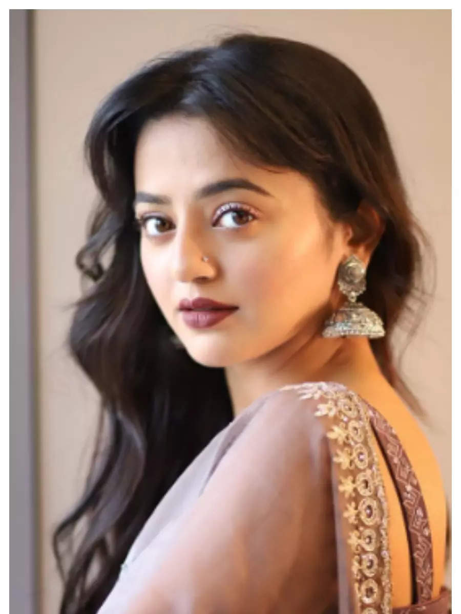 Charming Pictures Of Helly Shah In Saree 