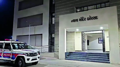 2 miscreants barge into judge’s chamber in Gujarat court, assault him