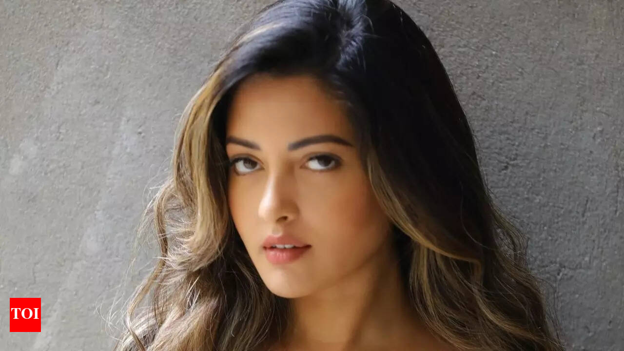 Riya sen nud